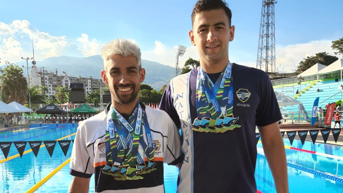 César Antunes y Joaquín Caristia posan felices con sus medallas en Colombia.