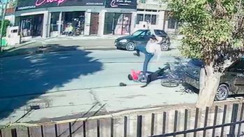El video del momento en que ladrón es bajado de una bicicleta con una patada voladora