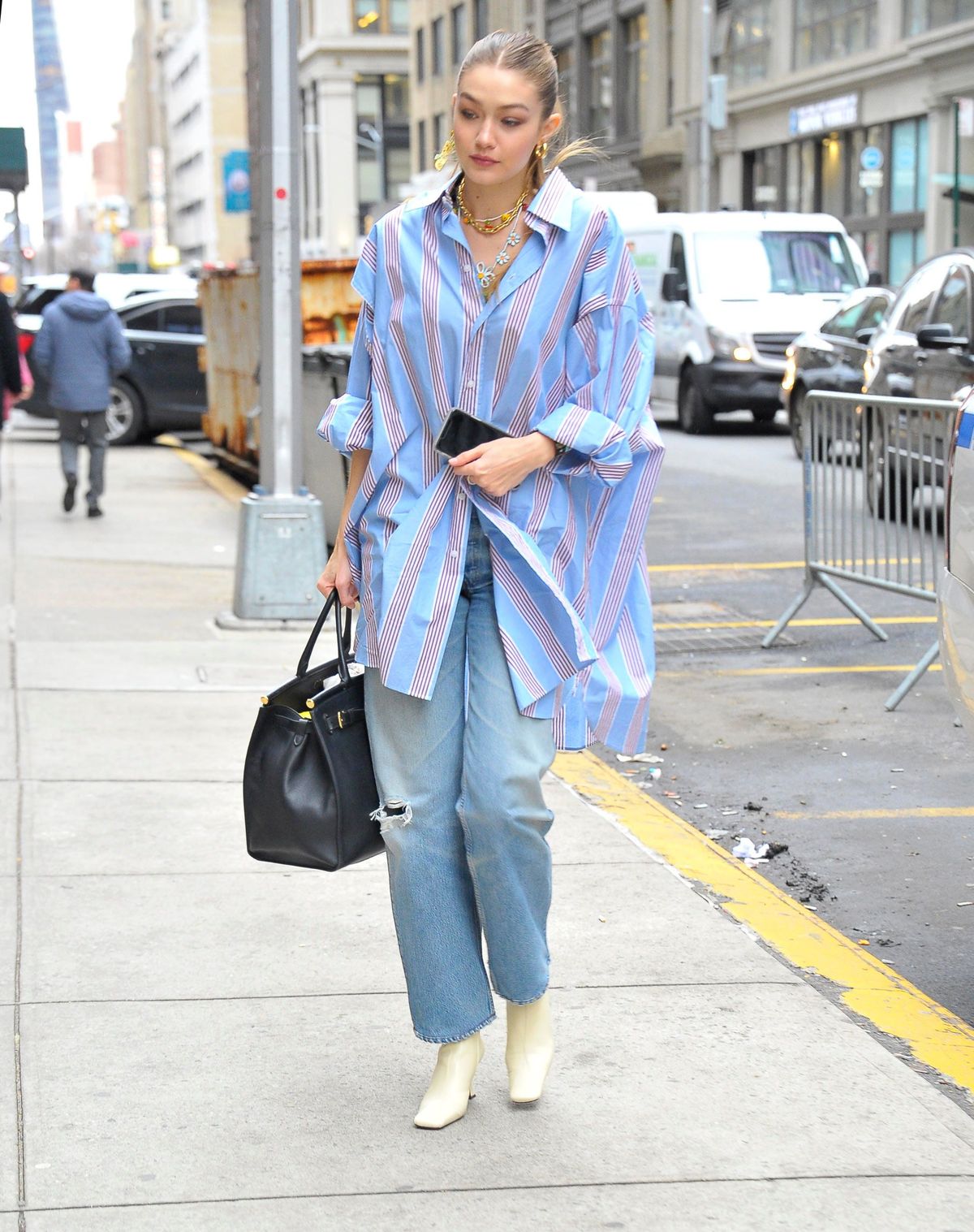 Gigi Hadid: camisa XXL + jean. Gigi Hadid: camisa XXL + jean.