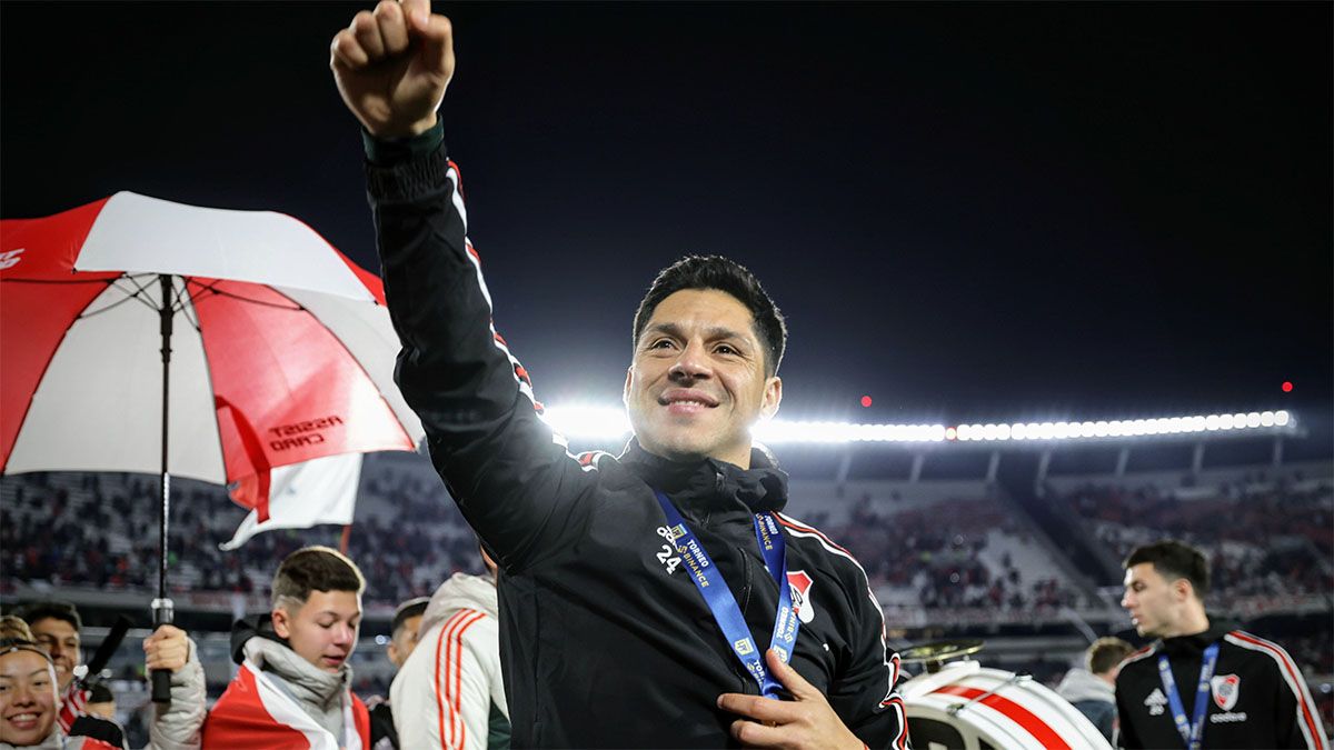 Enzo Pérez tuvo un gran gesto con Elías Gómez y el preparador físico Diego Riberi.