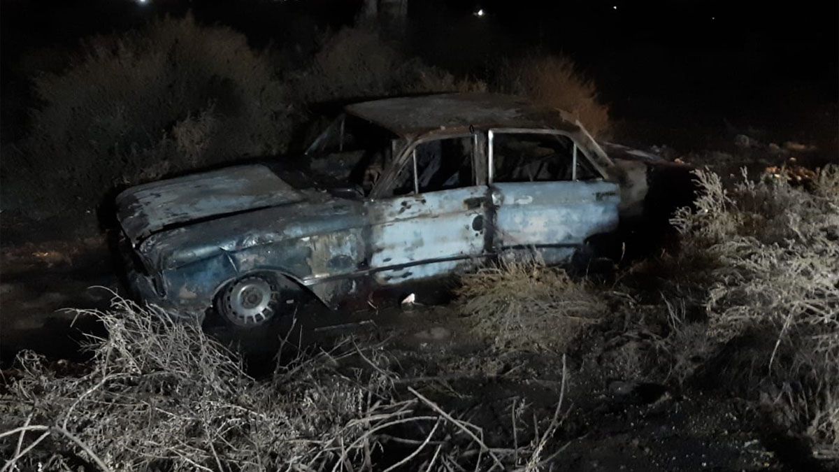 El Ford Falcon rojo fue encontrado en un descampado de calles Santa Rita y San Martín, de Las Heras.