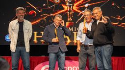 Ulpiano Suárez, Diego Costarelli y Federico Chiapetta junto a Alberto Rez Masud, vicepresidente de Independiente Rivadavia.