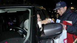El buen gesto de La China Suárez con un vendedor ambulante