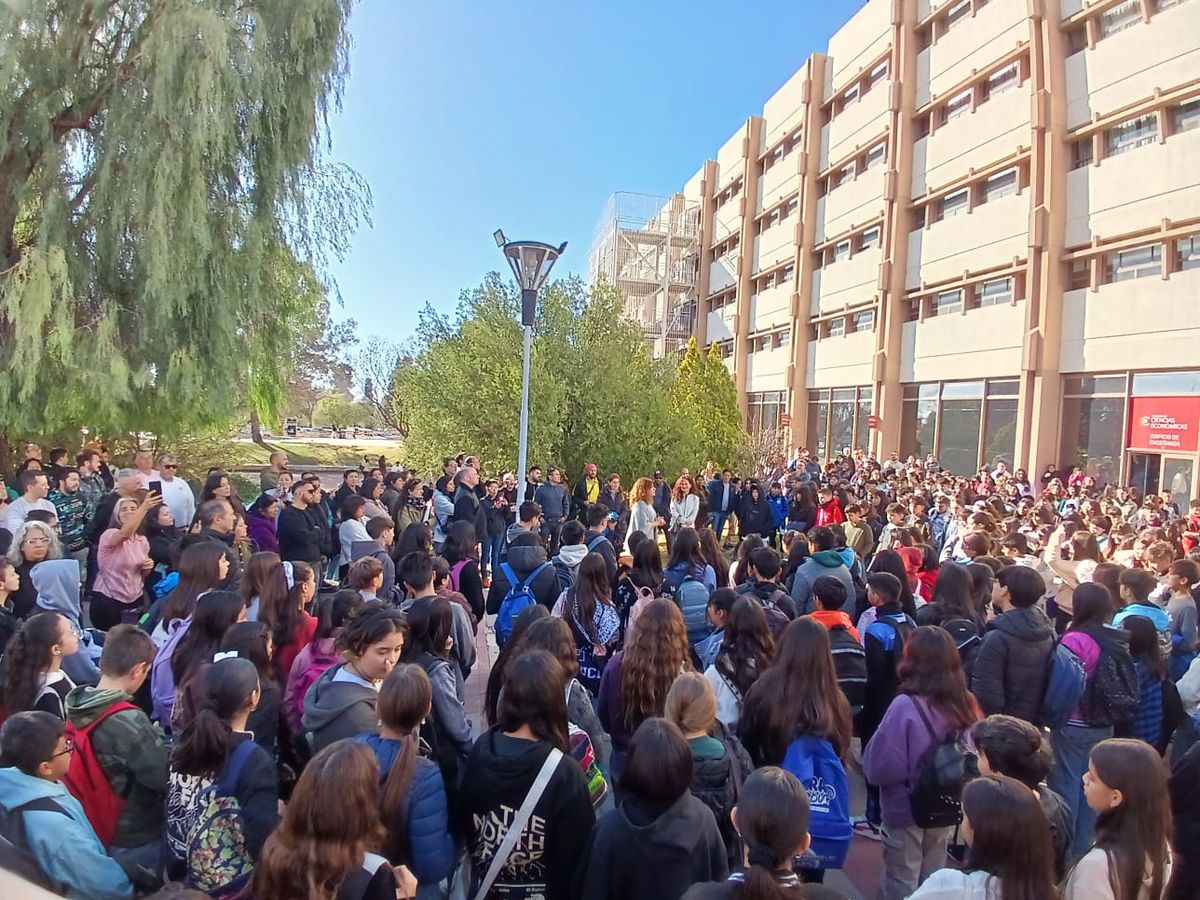 Cada año, miles de alumnos de Primaria quedan afuera de los colegios de la UNCuyo para hacer el Secundario. Cada año, miles de alumnos de Primaria quedan afuera de los colegios de la UNCuyo para hacer el Secundario.