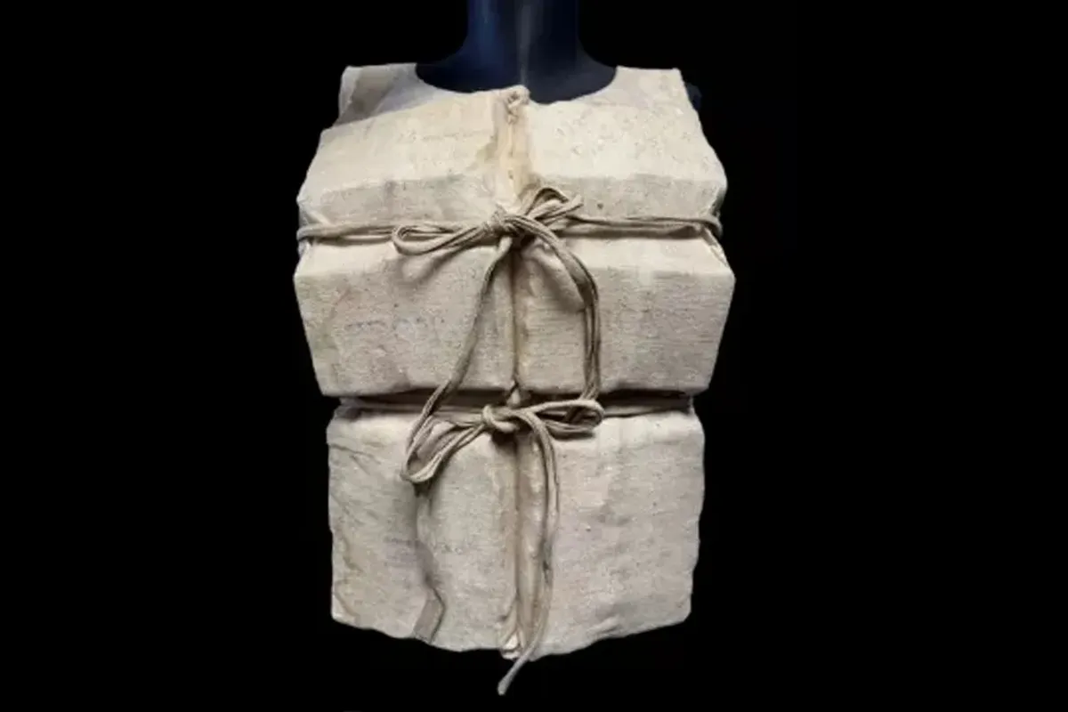 El salvavidas que perteneció a Laura Mabel Francatelli destaca como una de las piezas más valiosas de la historia naval reciente, luego de alcanzar una cifra cercana al millón de dólares en una subasta que conmovió a los coleccionistas de todo el mundo por su excelente estado de conservación a pesar del paso de las décadas. El salvavidas que perteneció a Laura Mabel Francatelli destaca como una de las piezas más valiosas de la historia naval reciente, luego de alcanzar una cifra cercana al millón de dólares en una subasta que conmovió a los coleccionistas de todo el mundo por su excelente estado de conservación a pesar del paso de las décadas.