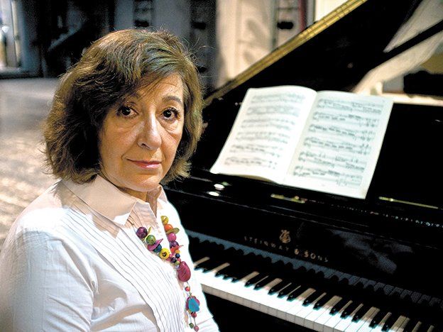 Además de pianista, De Marinis es investigadora y docente de la música académica argentina y latinoamericana. Además de pianista, De Marinis es investigadora y docente de la música académica argentina y latinoamericana.