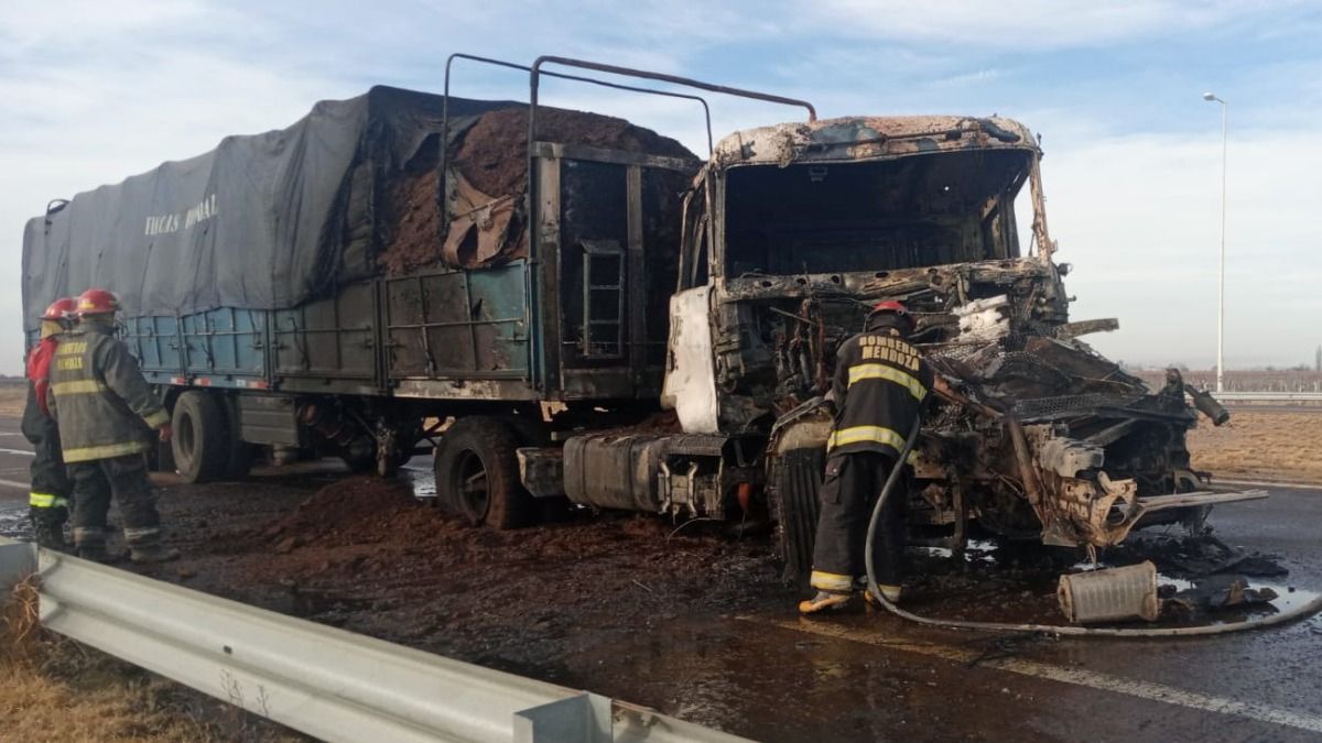 Asi quedó el Scania que chocó en ruta 7 este sábado.