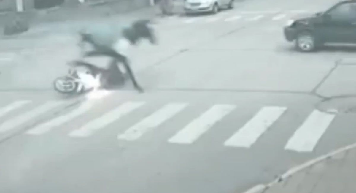 Como de película: un caballo suelto atropelló a una motociclista