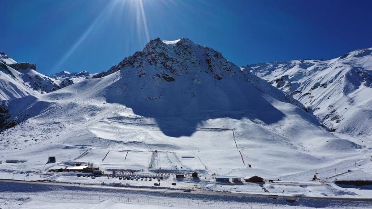 Hacía años que Los Puquios no tenía tanta nieve a esta altura de junio. Pero aseguraron que para subsistir toda la temporada necesitan fabricarla.