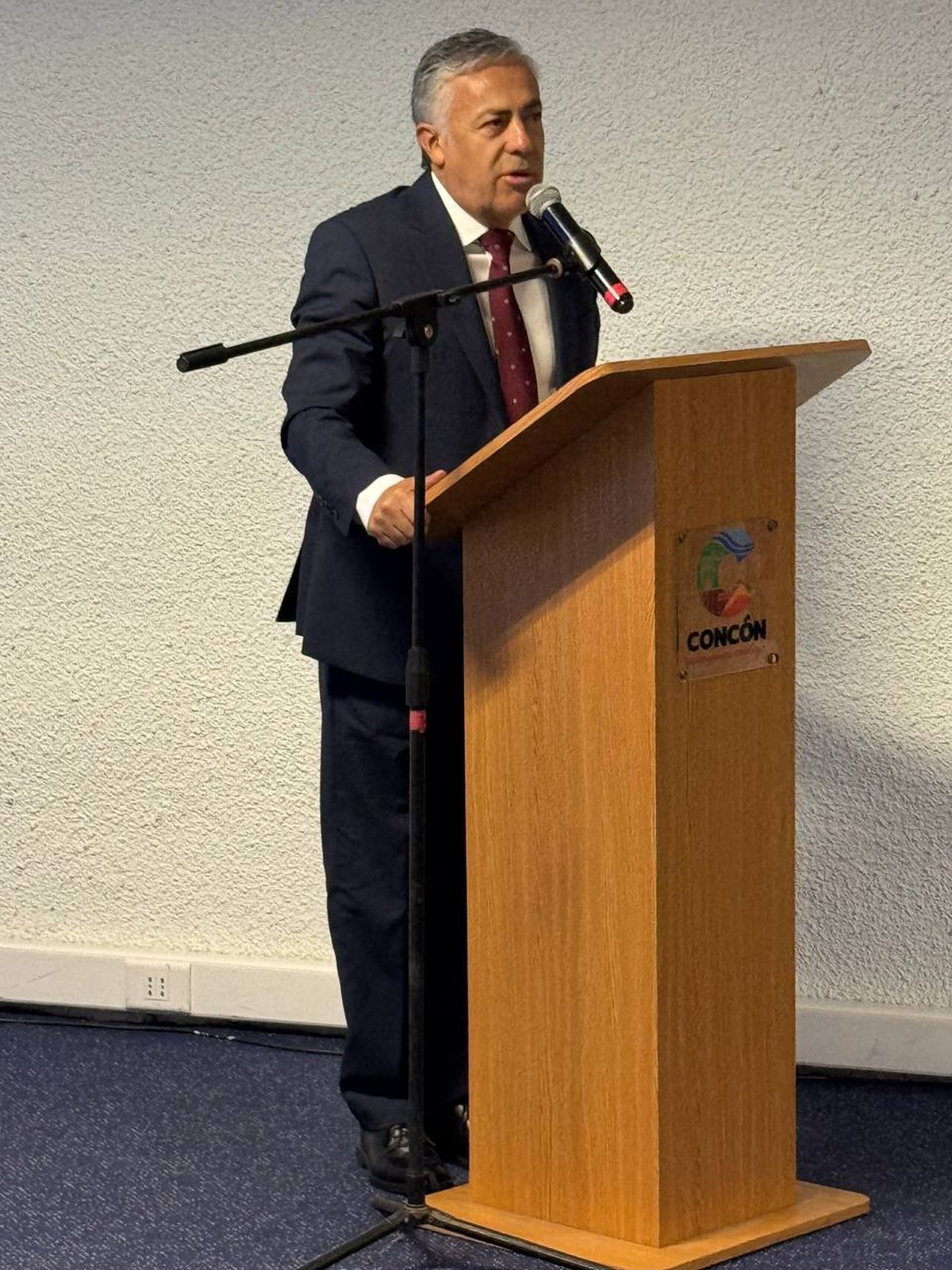 Alfredo Cornejo durante su disertación en Concón, Chile. Alfredo Cornejo durante su disertación en Concón, Chile.