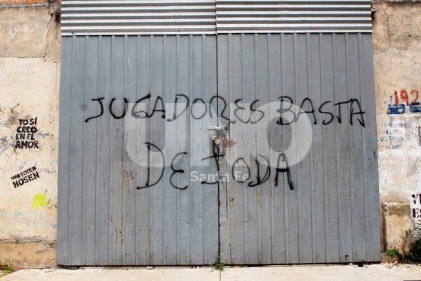 Aparecieron pintadas contra jugadores y dirigentes de Unión