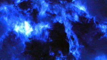 La impresionante lava azul de un volcán indonesio
