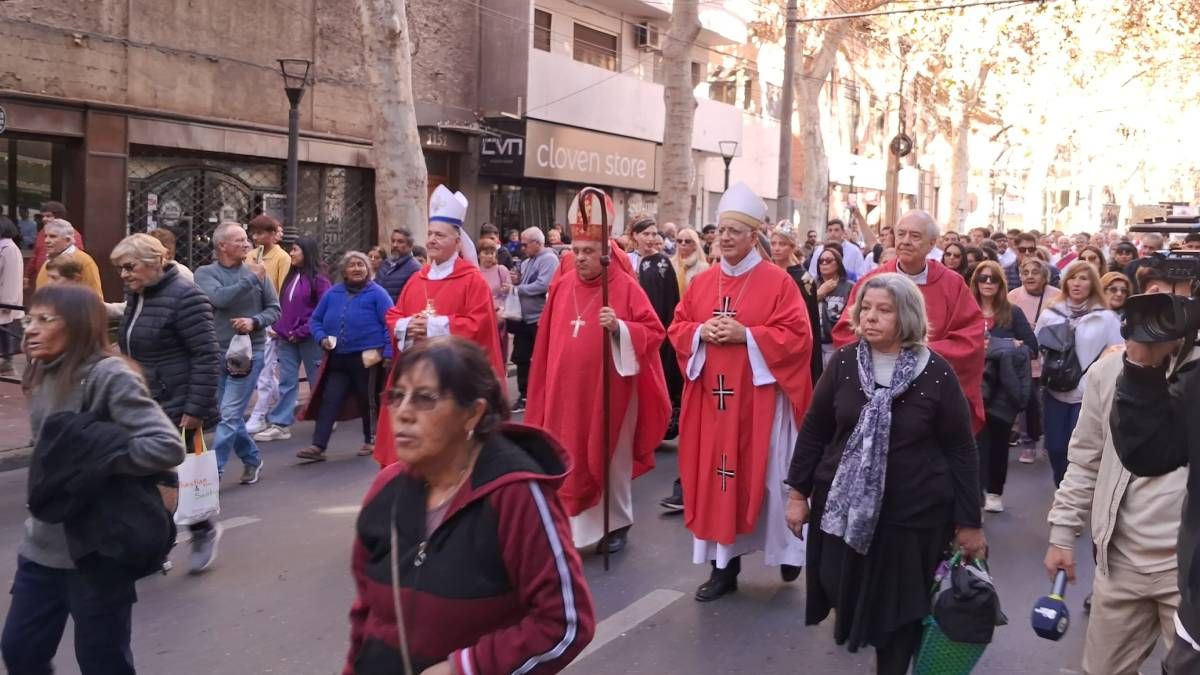 El padre Marcelo de Benedectis, párroco de Santiago Apóstol y San Nicolás (sobre el costado de la calle a la derecha). El padre Marcelo de Benedectis, párroco de Santiago Apóstol y San Nicolás (sobre el costado de la calle a la derecha). 