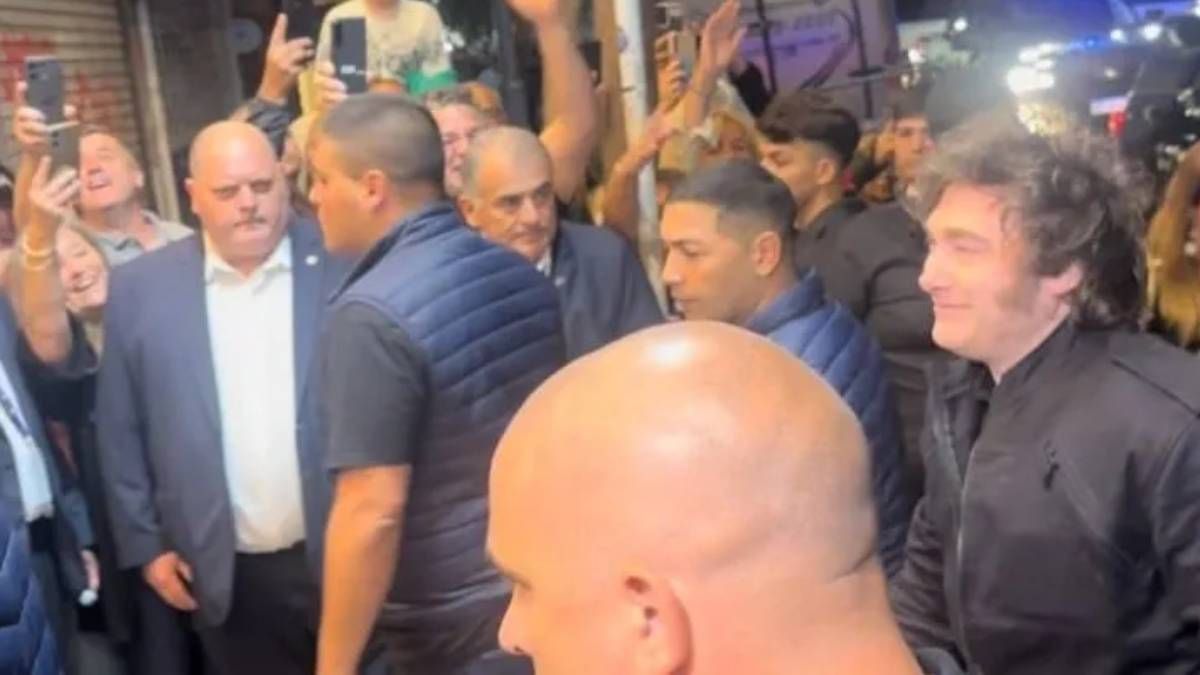 Javier Milei en el ingreso al Teatro Roxy en Mar del Plata.