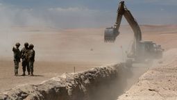 Una enorme zanja se construye para impedir el paso de personas migrantes a Chile.