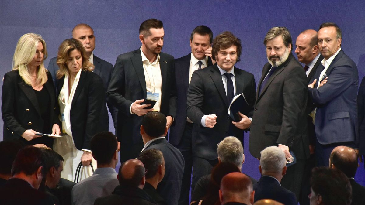 El coloquio de IDEA despertó gran interés en los hombres y mujeres de negocios que agotaron las 1.000 capacidades del salón. El coloquio de IDEA despertó gran interés en los hombres y mujeres de negocios que agotaron las 1.000 capacidades del salón.