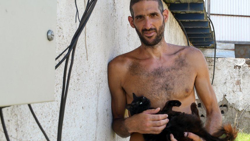Cuando su madre y su t&iacute;a eran buscadas por toda la provincia, Gil Pereg pos&oacute; con uno de sus gatos en su casa de calle Roca, frente al cementerio de Guaymall&eacute;n.