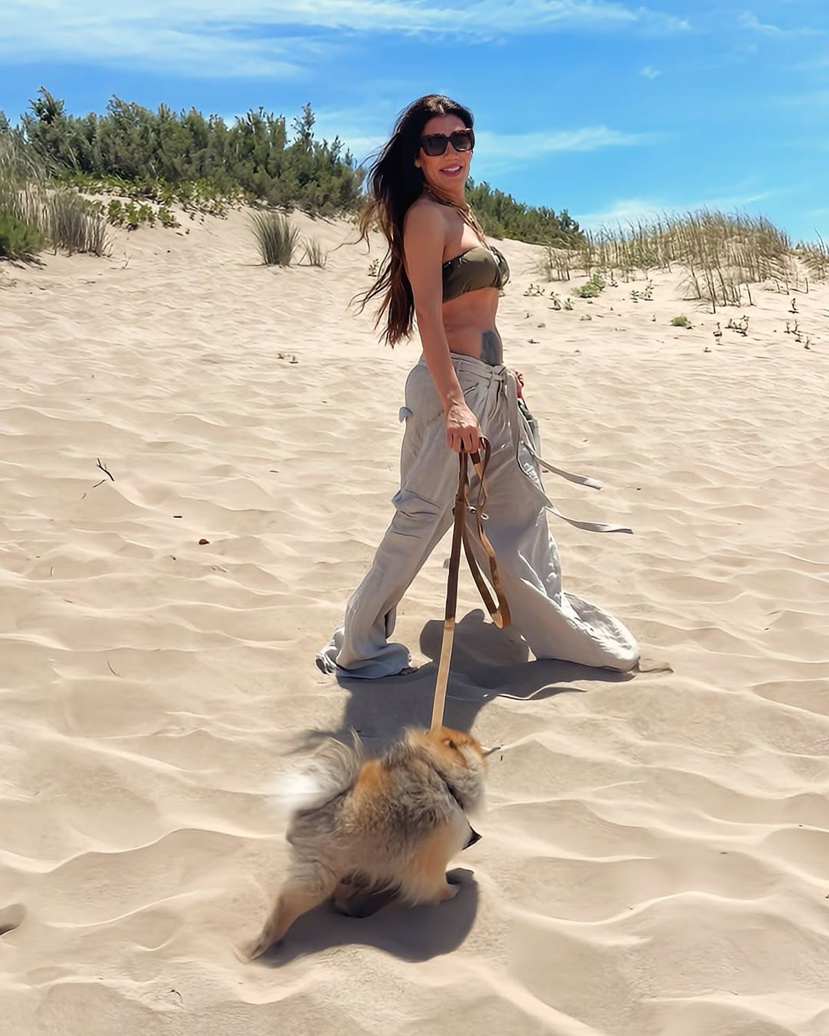 Desde Mar de las Pampas, Florencia de la V estrena corpiñito XS y deja su tattoo a la vista. Desde Mar de las Pampas, Florencia de la V estrena corpiñito XS y deja su tattoo a la vista.