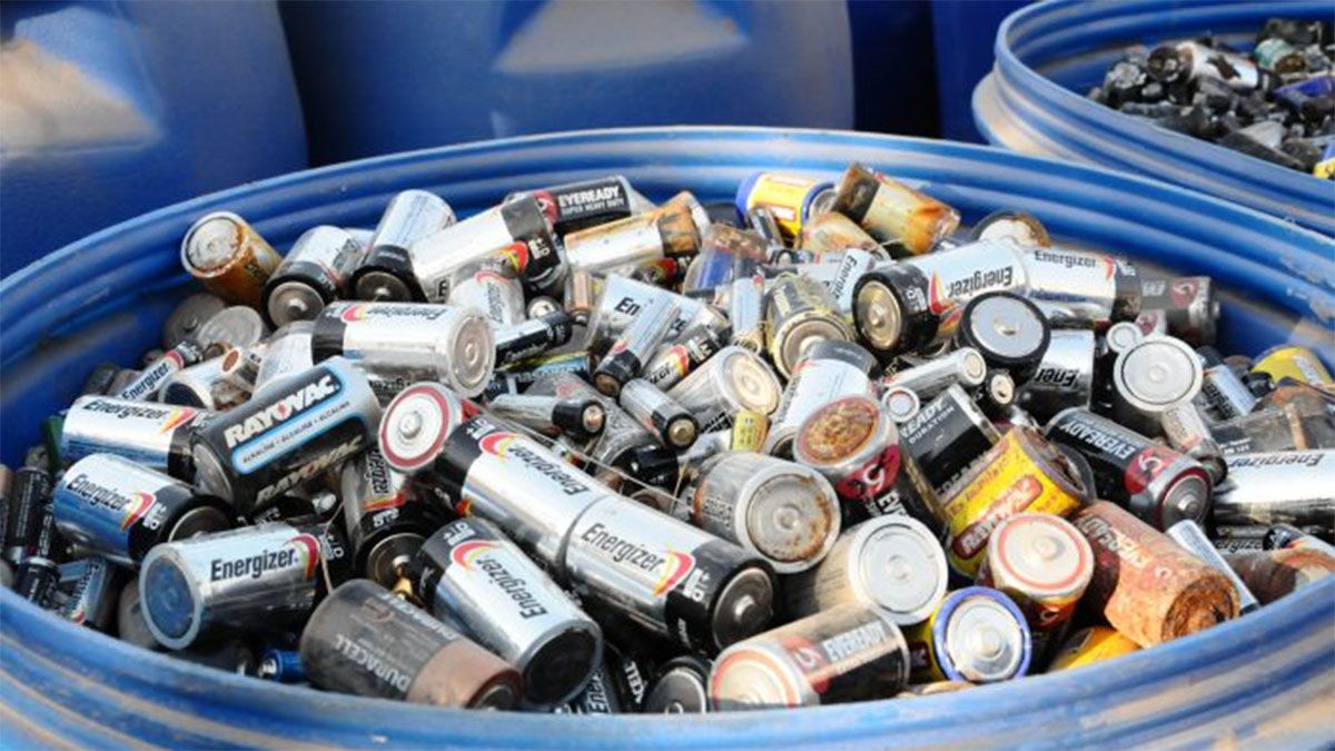 Miriam Skalany explicó que las pilas y baterías se encofran con hormigón, se inmoviliza y luego se entierra en el relleno de seguridad. Miriam Skalany explicó que las pilas y baterías se encofran con hormigón, se inmovilizan y luego se entierra en el relleno de seguridad.