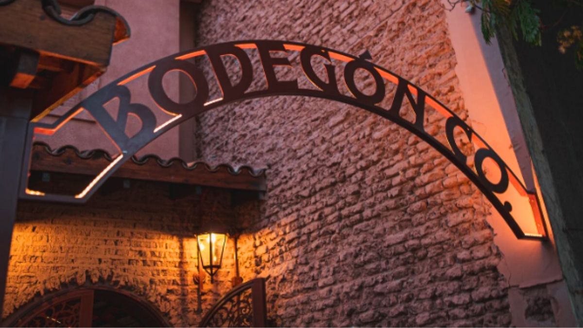 El bodegón está ubicado en Mar del Plata. El bodegón está ubicado en Mar del Plata.