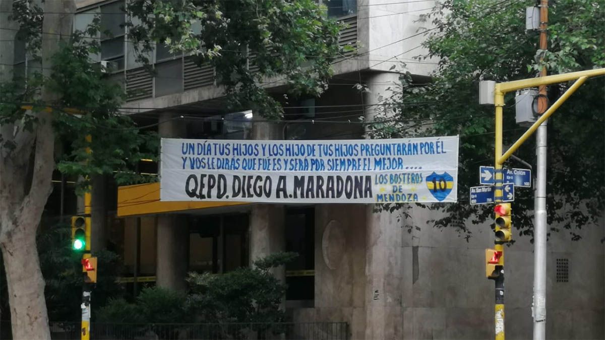 Murió Maradona: las calles de Mendoza despiden al 10