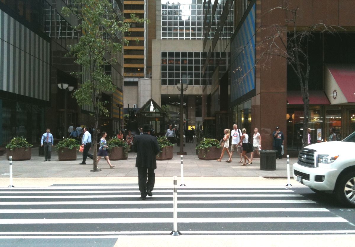 Six and a Half Avenue es una pequeña calle, un pasaje peatonal de norte a sur en Midtown Manhattan. Six and a Half Avenue es una pequeña calle, un pasaje peatonal de norte a sur en Midtown Manhattan.