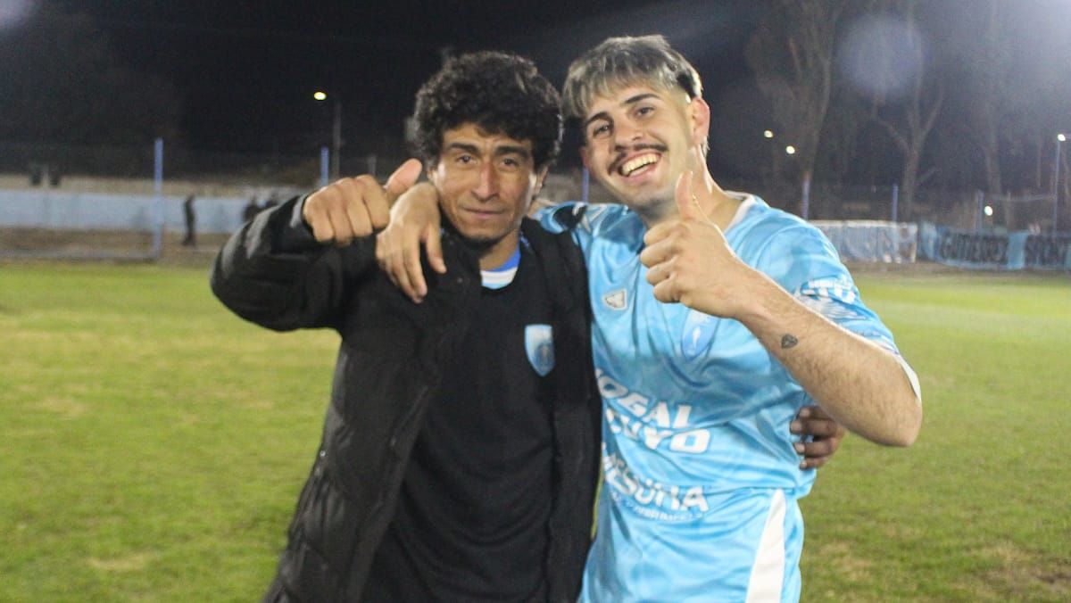 Nicolás Arce festejando el triunfo con el capitán Fernando Meza Nicolás Arce festejando el triunfo con el capitán Fernando Meza