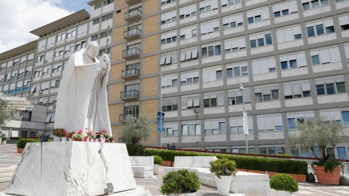 El papa Francisco continúa con evolución favorable tras la operación de abdomen