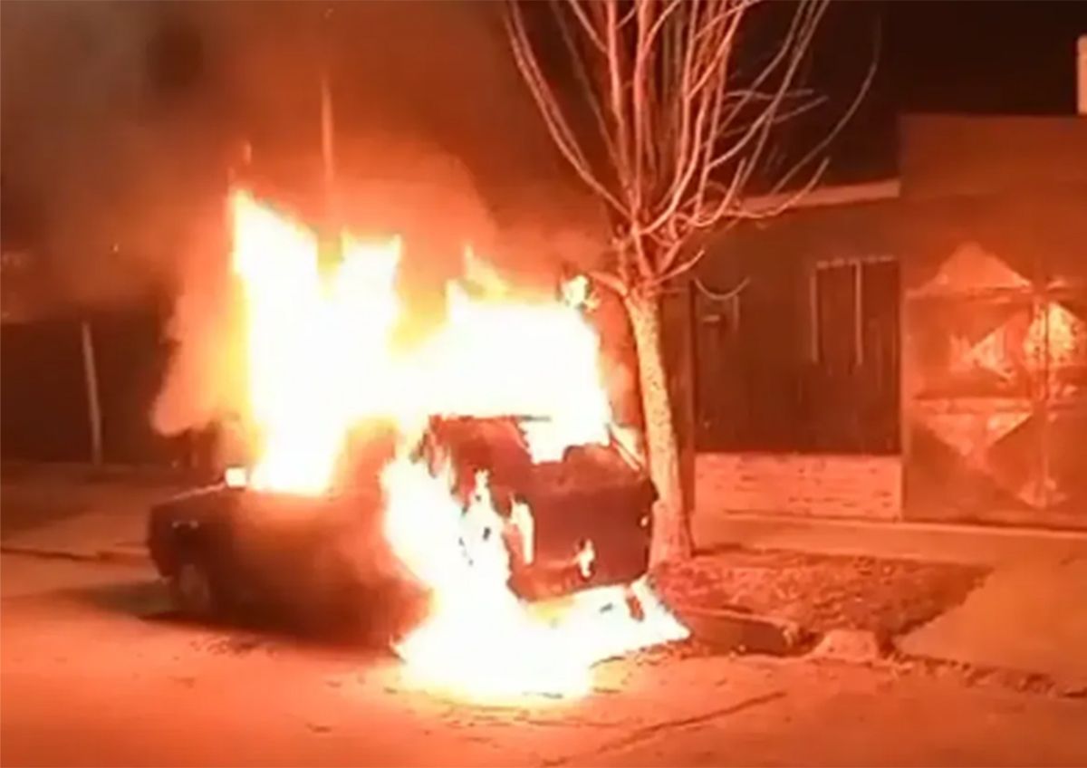 El auto que apareció prendido fuego.