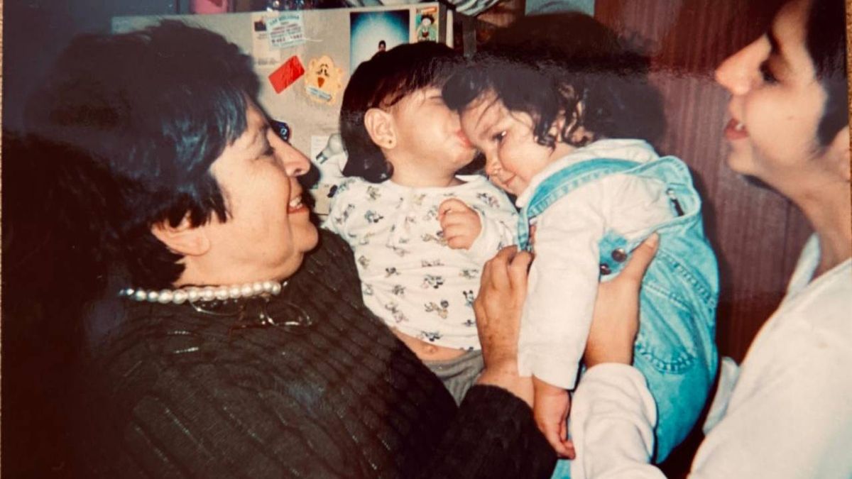 Luci, la abuela famosa, tiene a upa a Ariela, que a su vez besa a su prima. Luci, la abuela famosa, tiene a upa a Ariela, que a su vez besa a su prima.