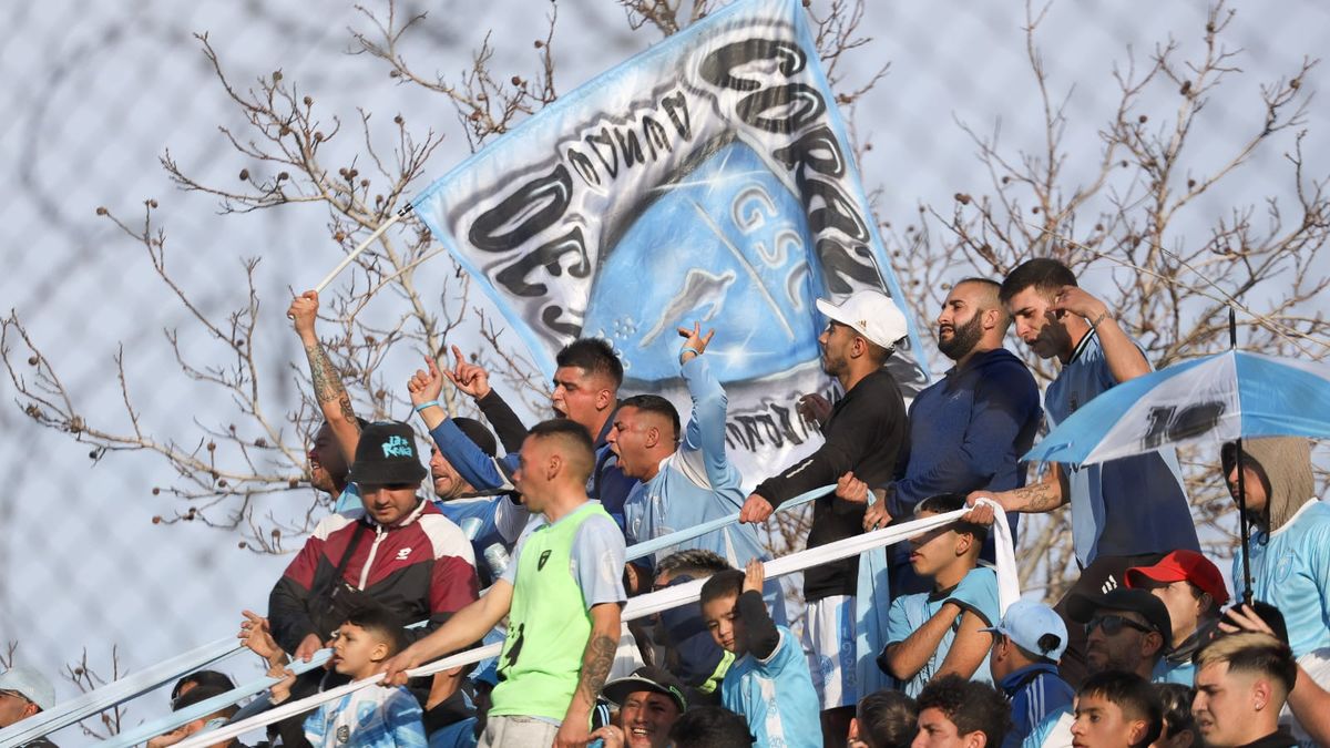 Buen marco de público de los hinchas de Gutiérrez ante Ferro de General Pico.&nbsp; &nbsp; &nbsp;Cristian Lozano/UNO.