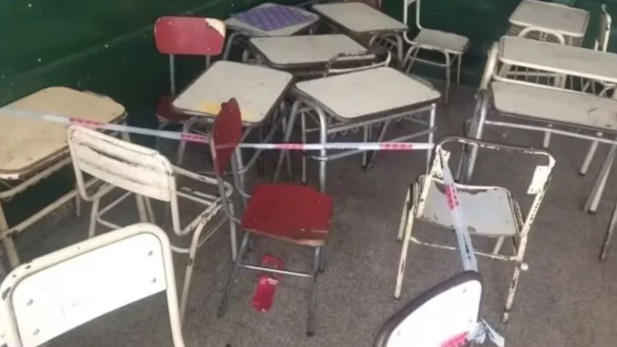 Un alumno de 13 años de una escuela secundaria atacó de una puñalada en el pecho a una compañera en plena clase.