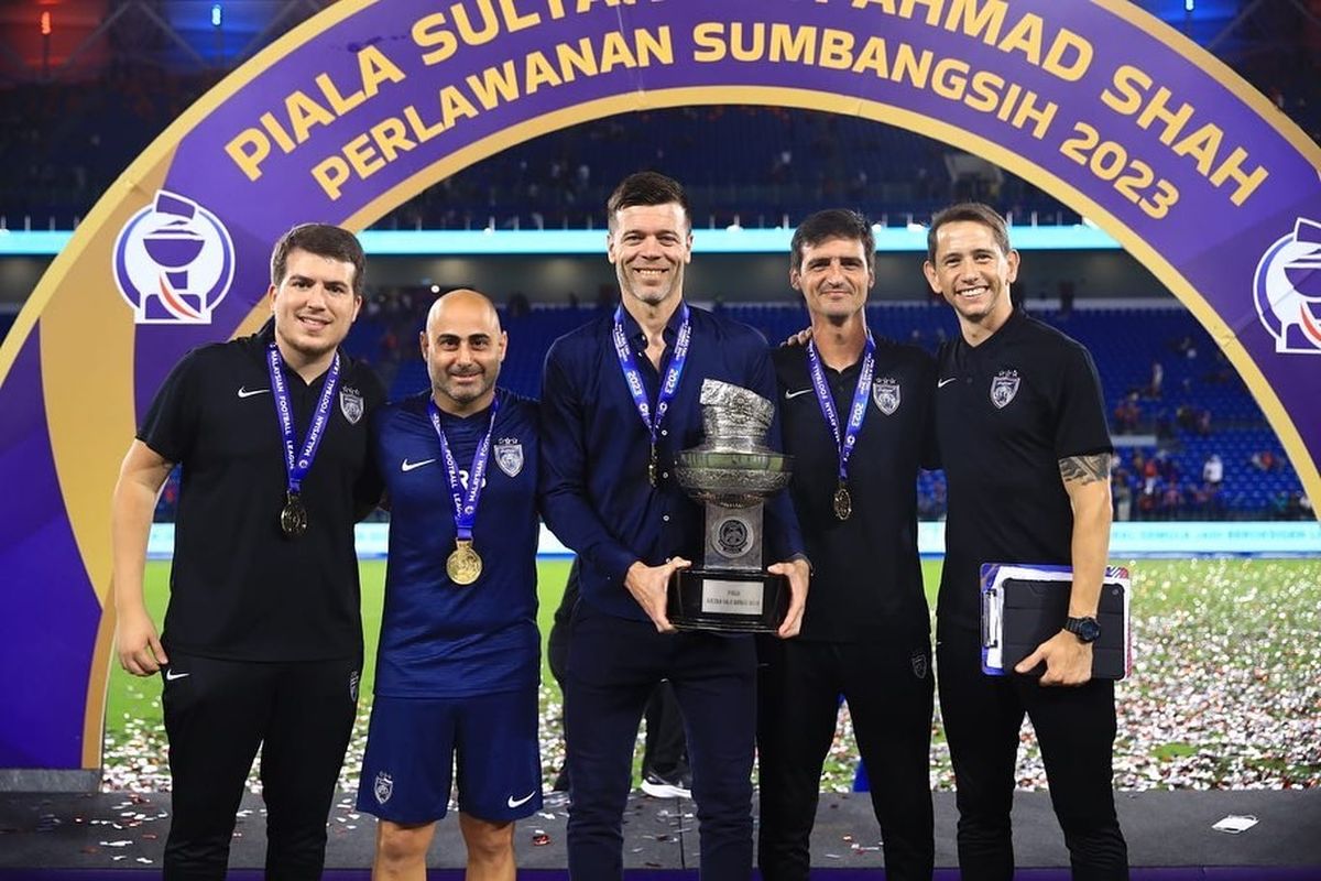 Barrios y Solari con uno de los trofeos obtenidos en Malasia. Barrios y Solari con uno de los trofeos obtenidos en Malasia.