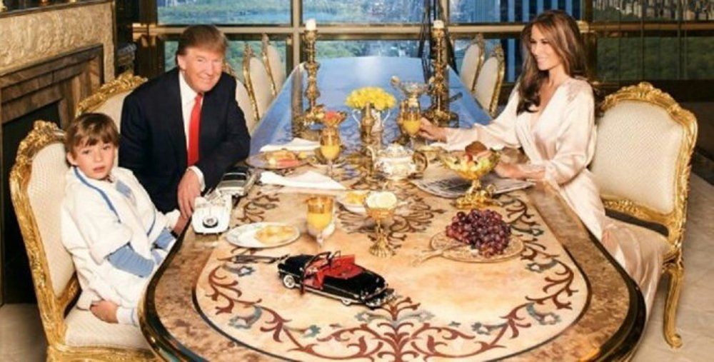 La inquietante foto de Donald Trump y la mano que sobra
