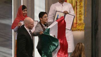 Un joven entró a la ceremonia del Nobel de la Paz con una bandera mexicana manchada con sangre