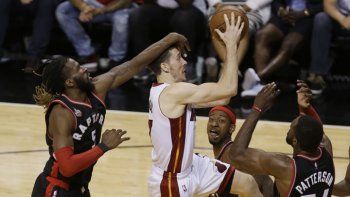 Los Raptors perdieron en Miami y Scola no jugó