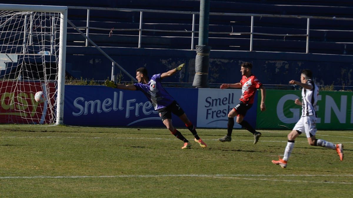 López marca el 2 a 0 ante la impotencia del arquero Rodríguez (UNO/Martín Pravata).