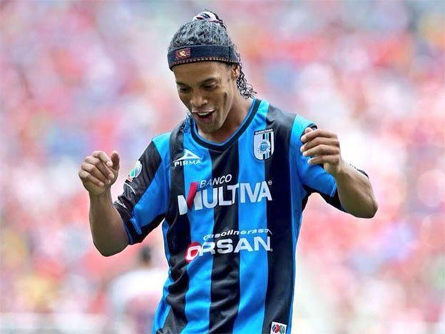 Ronaldinho comenzó el año rodeado de bellas mujeres
