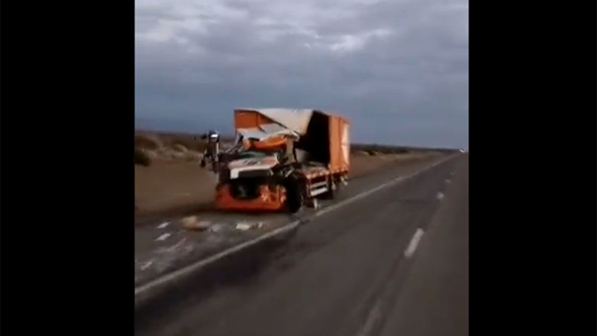 Video: un conductor puede perder una pierna tras un choque entre dos camiones