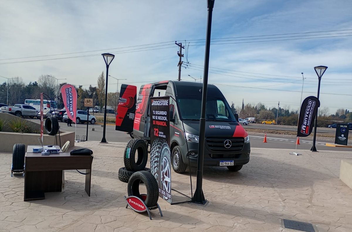 Mantello permite a los clientes recibir y colocar sus neumáticos nuevos directamente en su domicilio.