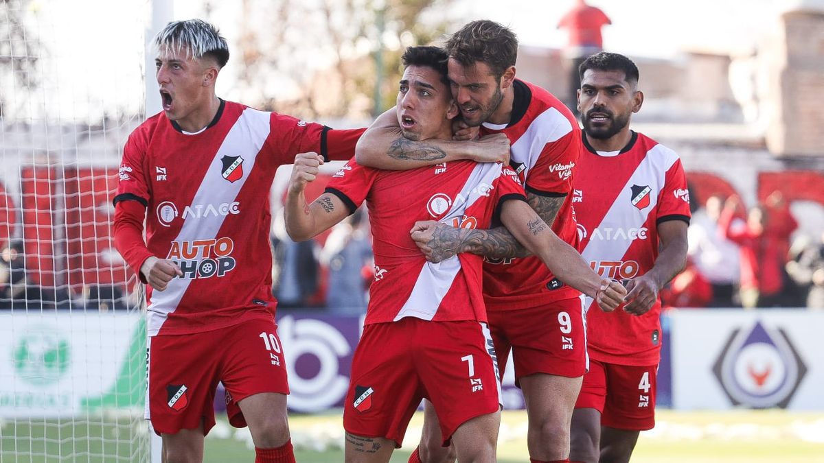 Federico Rasic, Misael Sosa y Gonzalo Gómez junto a Santiago Moyano en el festejo del gol del Deportivo Maipú ante Brown. Federico Rasic, Misael Sosa y Gonzalo Gómez junto a Santiago Moyano en el festejo del gol del Deportivo Maipú ante Brown. 