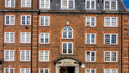 Terrible: una bebé recién nacida murió al caer de un edificio y su madre fue detenida por la policía.