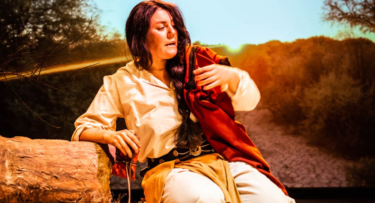 Martina Chapanay interpretada por Cintia Zolorza.