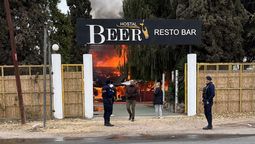 El predio del complejo turístico Hostal de los Andes sufrió este martes un voraz incendio, junto al vecino Hostal Beer, donde ambos sufrieron pérdidas casi totales, con derrumbes.