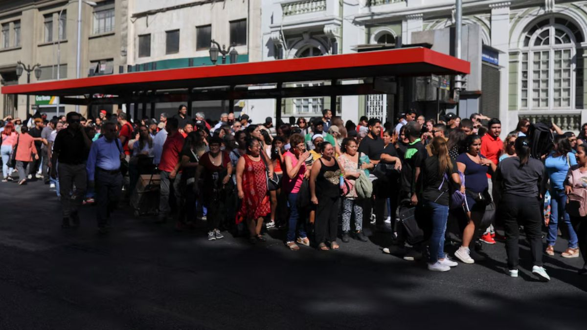 Las calles de Santiago este martes por la tarde en medio de la incertidumbre por el apagón masivo. Las calles de Santiago este martes por la tarde en medio de la incertidumbre por el apagón masivo.