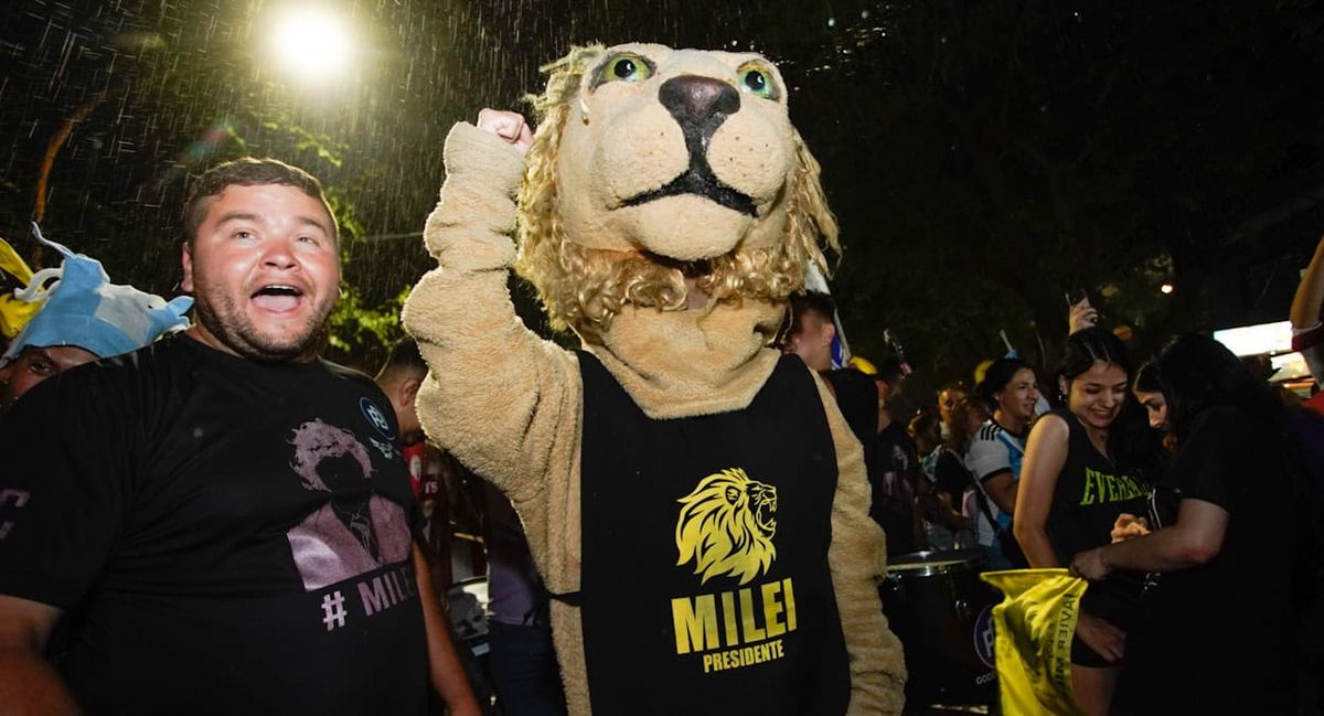 Un grupo de mendocinos militantes, tanto demócratas como libertarios, viajó a Buenos Aires, para la asunción de Javier Milei como presidente de la Nación. Un grupo de mendocinos militantes, tanto demócratas como libertarios, viajó a Buenos Aires, para la asunción de Javier Milei como presidente de la Nación.