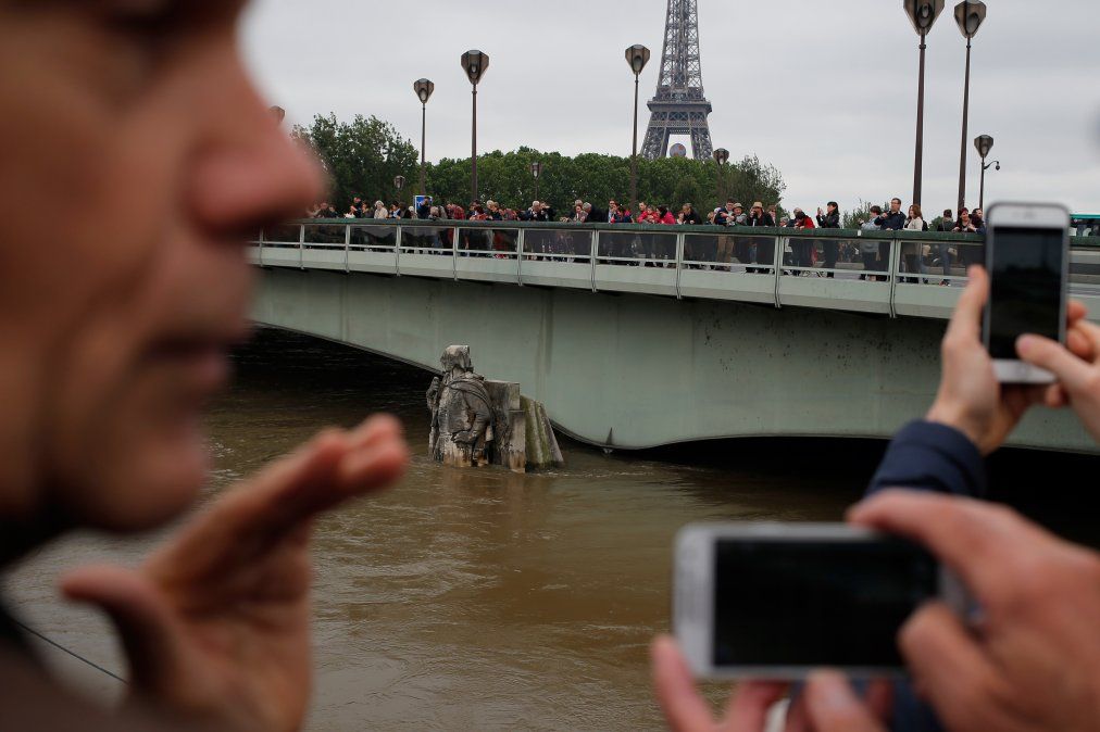 El nivel del río Sena comenzó a bajar lentamente y trajo alivio en París