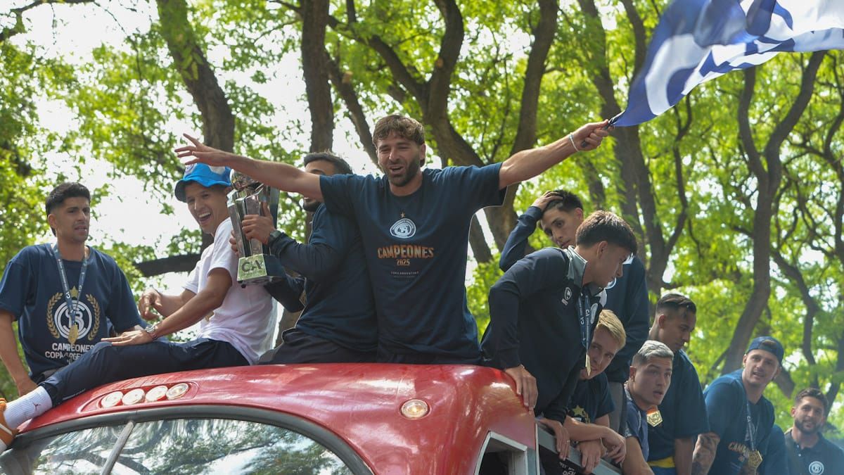 De los más eufóricos en la caravana, la gente le remarcó su amor. Un pacto para siempre.