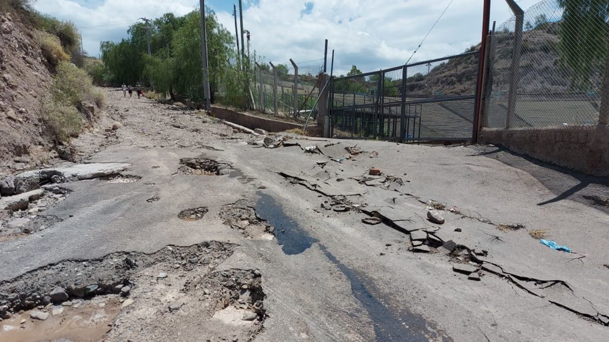 Así quedaron los alrededores al Cerro de la Gloria luego de la fuerte tormenta del jueves. Cientos de mendocinos usan estos circuitos para entrenar.
