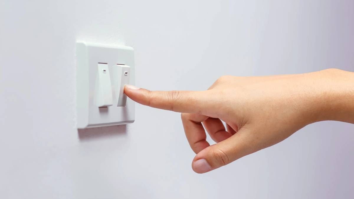 Cómo blanquear las perillas de luz amarillentas en solo dos pasos